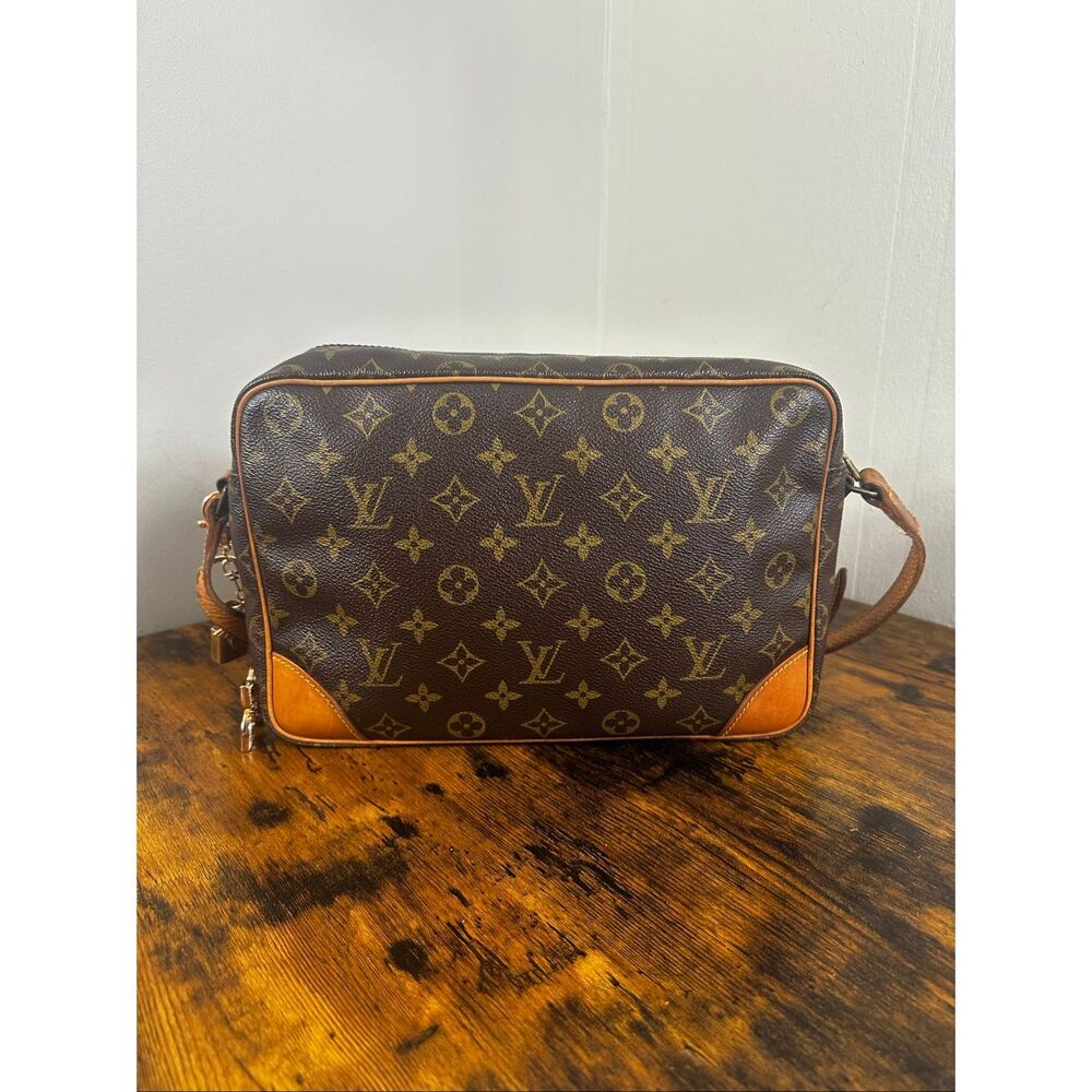 Louis Vuitton Vintage Monogram Bag Trocadero 27 Crossbody - Picture 2 of 16